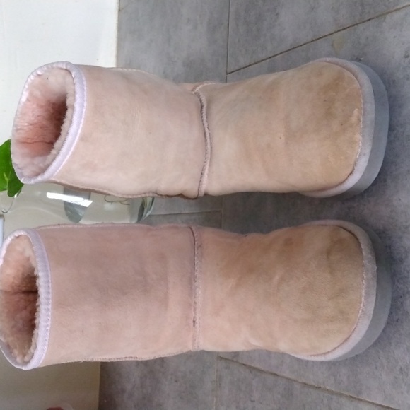 UGG AUSTRALIA BOOTS - Picture 2 of 12